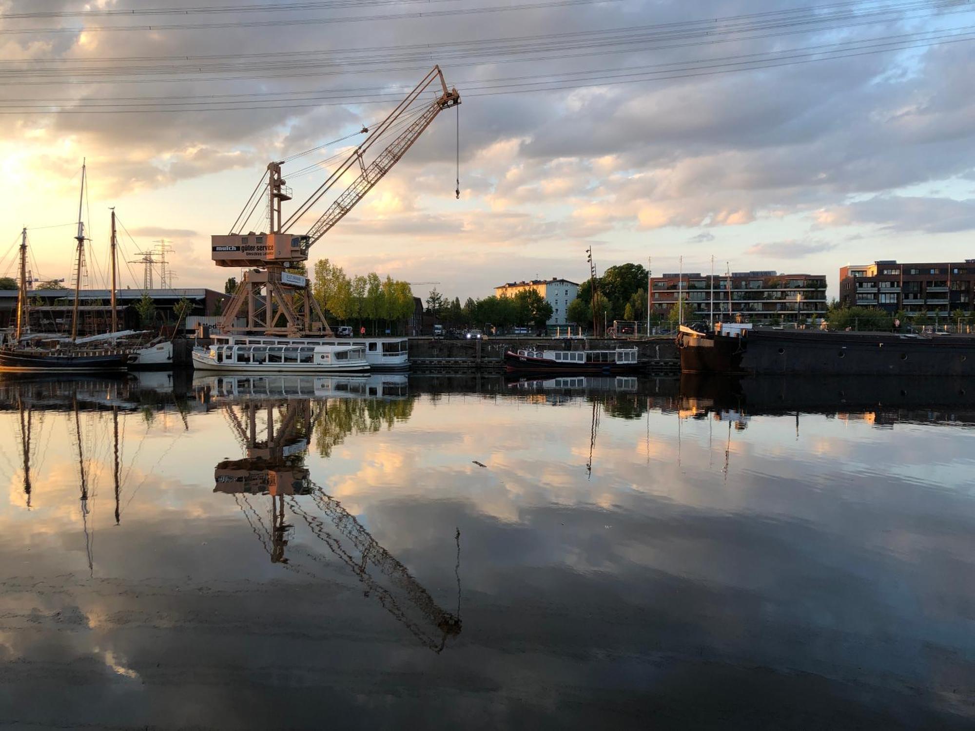 Schiffshotel "Schlafen Im Hafen" Hamburg Exterior photo